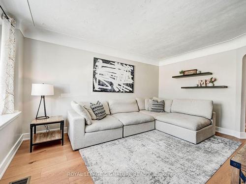 273 East 37Th St, Hamilton, ON - Indoor Photo Showing Living Room