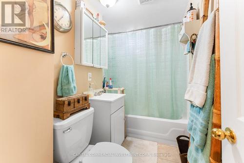 4 Eccles Street, Ottawa, ON - Indoor Photo Showing Bathroom