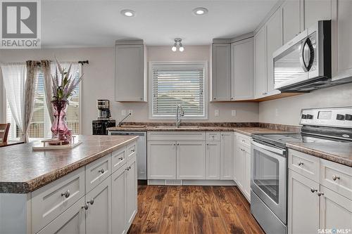 614 Kolynchuk Court, Saskatoon, SK - Indoor Photo Showing Kitchen