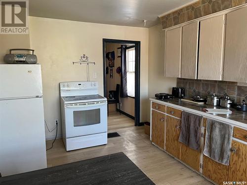 827 Cameron Street, Regina, SK - Indoor Photo Showing Kitchen