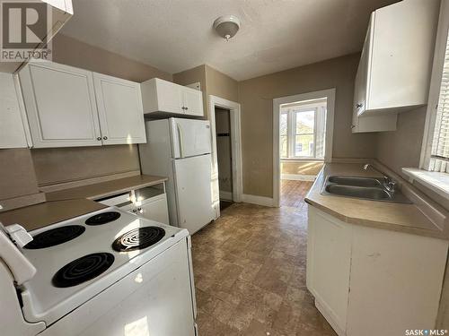 1077 Garnet Street, Regina, SK - Indoor Photo Showing Kitchen With Double Sink