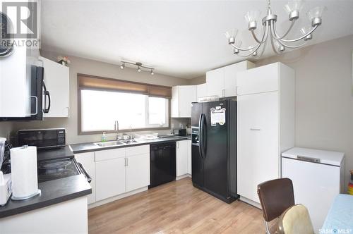 2905 33Rd Street W, Saskatoon, SK - Indoor Photo Showing Kitchen