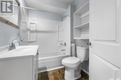 955 Elliott Street, Regina, SK - Indoor Photo Showing Bathroom