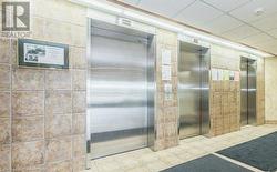 Building well equipped with 3 elevators - 