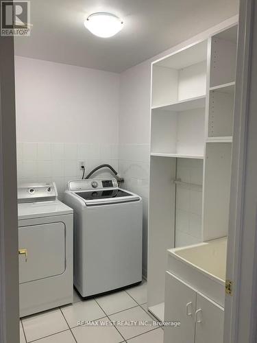 7340 Zinnia Place, Mississauga, ON - Indoor Photo Showing Laundry Room