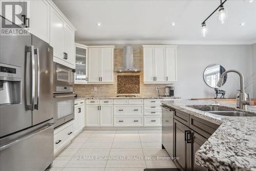 4264 Adobe Gate, Burlington, ON - Indoor Photo Showing Kitchen With Double Sink With Upgraded Kitchen