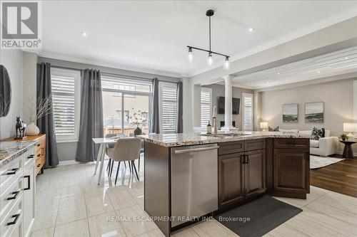 4264 Adobe Gate, Burlington, ON - Indoor Photo Showing Kitchen With Upgraded Kitchen