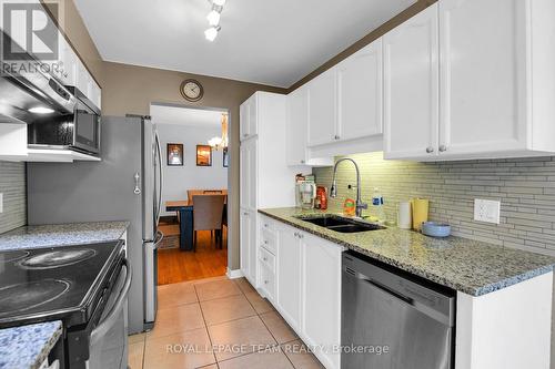 122 Kimberwick Crescent, Ottawa, ON - Indoor Photo Showing Kitchen With Double Sink With Upgraded Kitchen