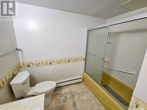 8 320 13Th Avenue Ne, Swift Current, SK - Indoor Photo Showing Bathroom