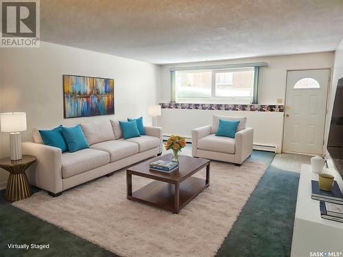 8 320 13Th Avenue Ne, Swift Current, SK - Indoor Photo Showing Living Room