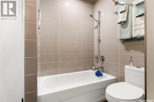 2715 Meadow Lane E, Regina, SK - Indoor Photo Showing Bathroom