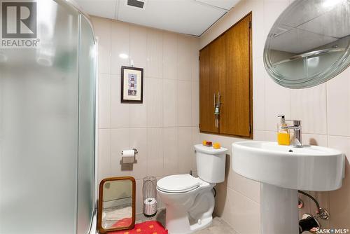 2715 Meadow Lane E, Regina, SK - Indoor Photo Showing Bathroom