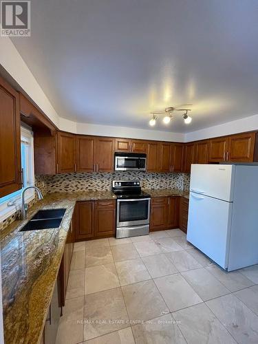 4616 Metcalfe Avenue, Mississauga, ON - Indoor Photo Showing Kitchen With Double Sink