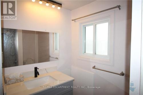 1530 Garth Street, Hamilton, ON - Indoor Photo Showing Bathroom