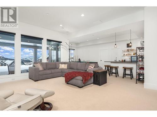 253 Ashcroft Court, Vernon, BC - Indoor Photo Showing Living Room