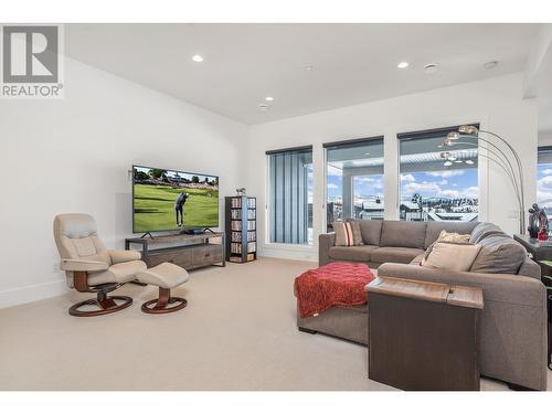 253 Ashcroft Court, Vernon, BC - Indoor Photo Showing Living Room