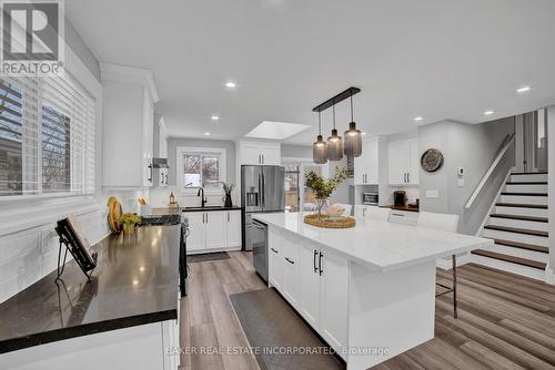 644 Mullin Way, Burlington, ON - Indoor Photo Showing Kitchen With Upgraded Kitchen