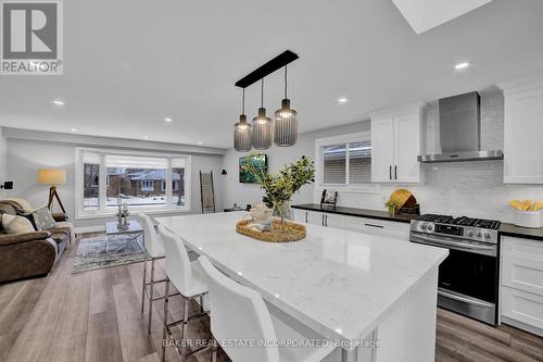 644 Mullin Way, Burlington, ON - Indoor Photo Showing Kitchen With Upgraded Kitchen