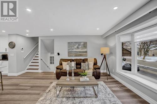 644 Mullin Way, Burlington, ON - Indoor Photo Showing Living Room