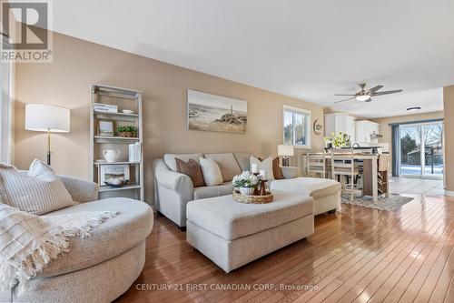 1685 Devos Drive, London, ON - Indoor Photo Showing Living Room