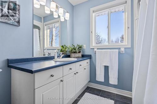 1685 Devos Drive, London, ON - Indoor Photo Showing Bathroom