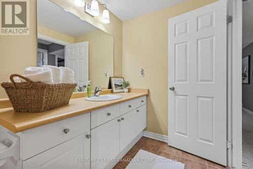 1685 Devos Drive, London, ON - Indoor Photo Showing Bathroom