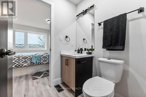 209 Grenfell Street, Hamilton, ON - Indoor Photo Showing Bathroom