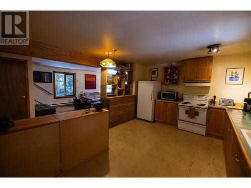 6225 Porto Rico Ymir Road, Ymir, BC - Indoor Photo Showing Kitchen