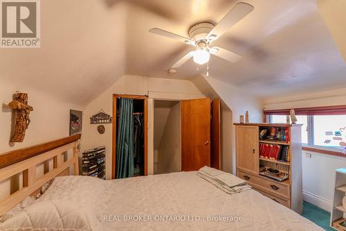 33 Clyde Street, Hamilton, ON - Indoor Photo Showing Bedroom