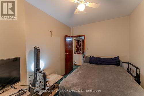 33 Clyde Street, Hamilton, ON - Indoor Photo Showing Bedroom