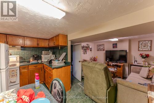 33 Clyde Street, Hamilton, ON - Indoor Photo Showing Kitchen