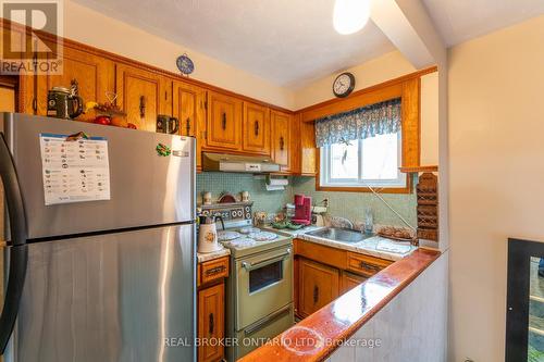 33 Clyde Street, Hamilton, ON - Indoor Photo Showing Kitchen