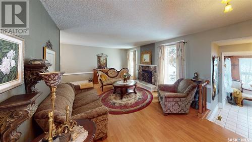 102 Michener Drive, Regina, SK - Indoor Photo Showing Living Room