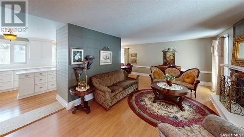 102 Michener Drive, Regina, SK - Indoor Photo Showing Living Room