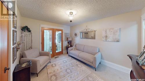 102 Michener Drive, Regina, SK - Indoor Photo Showing Living Room