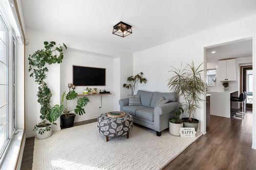 288 De La Seigneurie Boulevard, Winnipeg, MB - Indoor Photo Showing Living Room