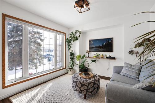 288 De La Seigneurie Boulevard, Winnipeg, MB - Indoor Photo Showing Living Room