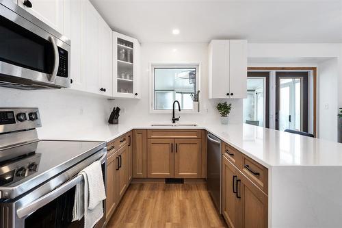 288 De La Seigneurie Boulevard, Winnipeg, MB - Indoor Photo Showing Kitchen With Double Sink With Upgraded Kitchen