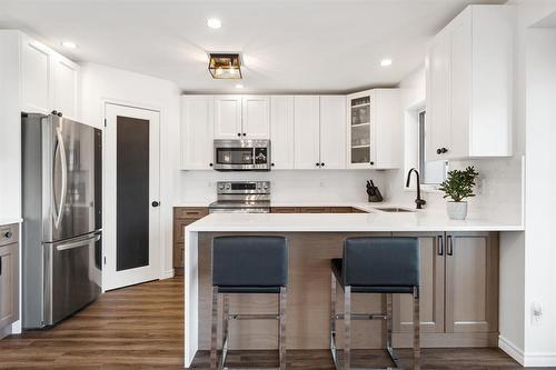 288 De La Seigneurie Boulevard, Winnipeg, MB - Indoor Photo Showing Kitchen With Upgraded Kitchen