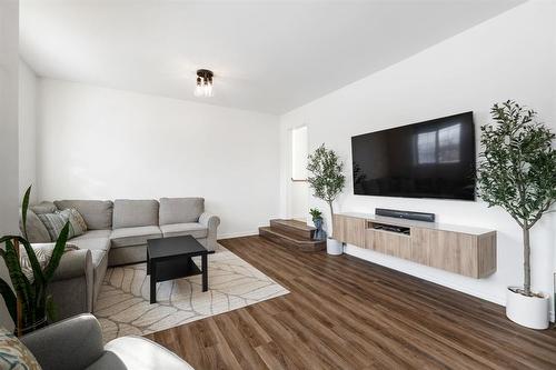 288 De La Seigneurie Boulevard, Winnipeg, MB - Indoor Photo Showing Living Room