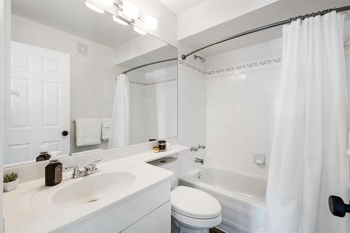 288 De La Seigneurie Boulevard, Winnipeg, MB - Indoor Photo Showing Bathroom