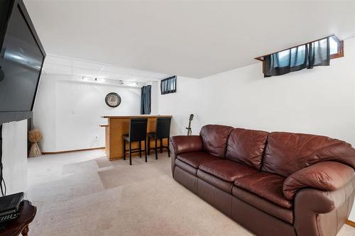 288 De La Seigneurie Boulevard, Winnipeg, MB - Indoor Photo Showing Living Room