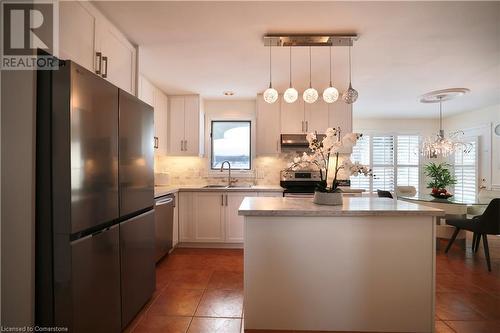 525 Leighland Drive, Waterloo, ON - Indoor Photo Showing Kitchen With Upgraded Kitchen