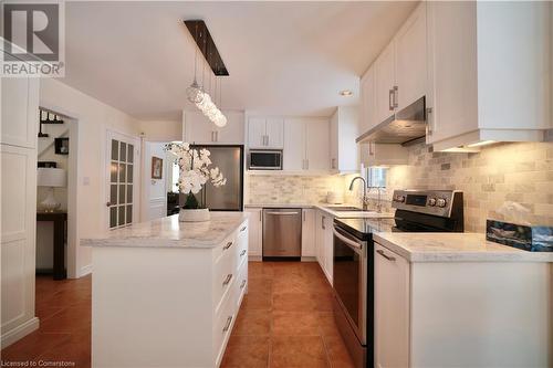 525 Leighland Drive, Waterloo, ON - Indoor Photo Showing Kitchen With Upgraded Kitchen