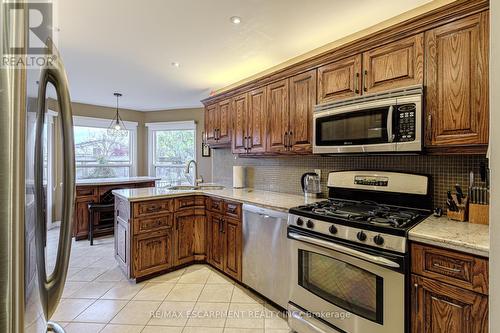 106 Rushdale Drive, Hamilton, ON - Indoor Photo Showing Kitchen