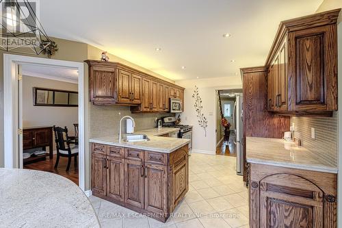 106 Rushdale Drive, Hamilton, ON - Indoor Photo Showing Kitchen