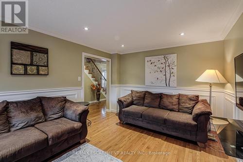 106 Rushdale Drive, Hamilton, ON - Indoor Photo Showing Living Room