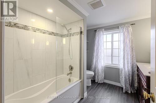 106 Rushdale Drive, Hamilton, ON - Indoor Photo Showing Bathroom