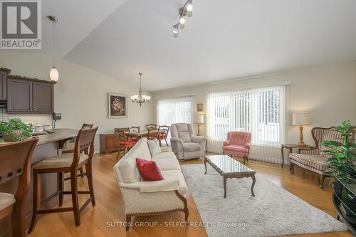 2086 Denview Avenue, London, ON - Indoor Photo Showing Living Room