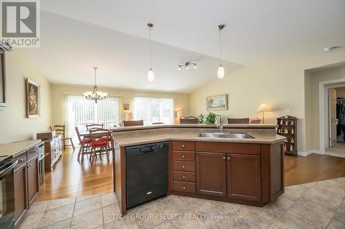 2086 Denview Avenue, London, ON - Indoor Photo Showing Kitchen With Double Sink